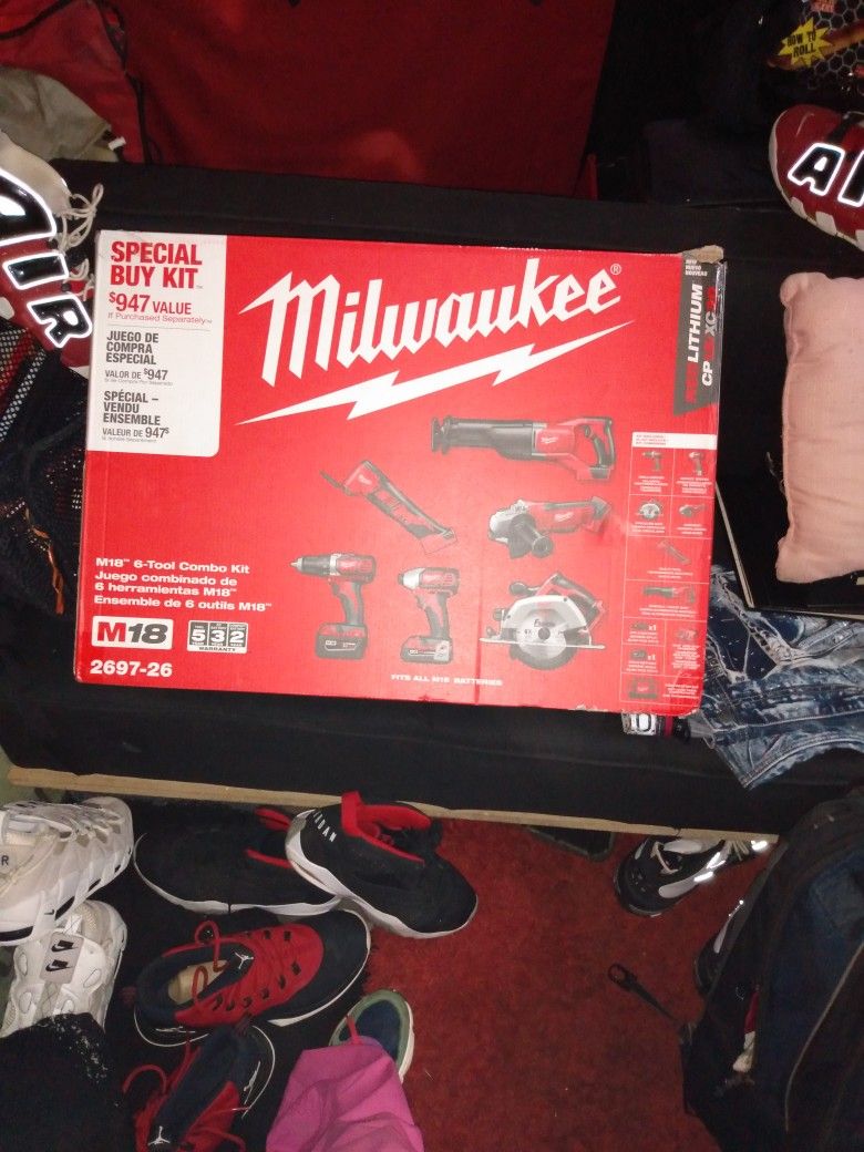Milwaukee Drill And Saw Kit