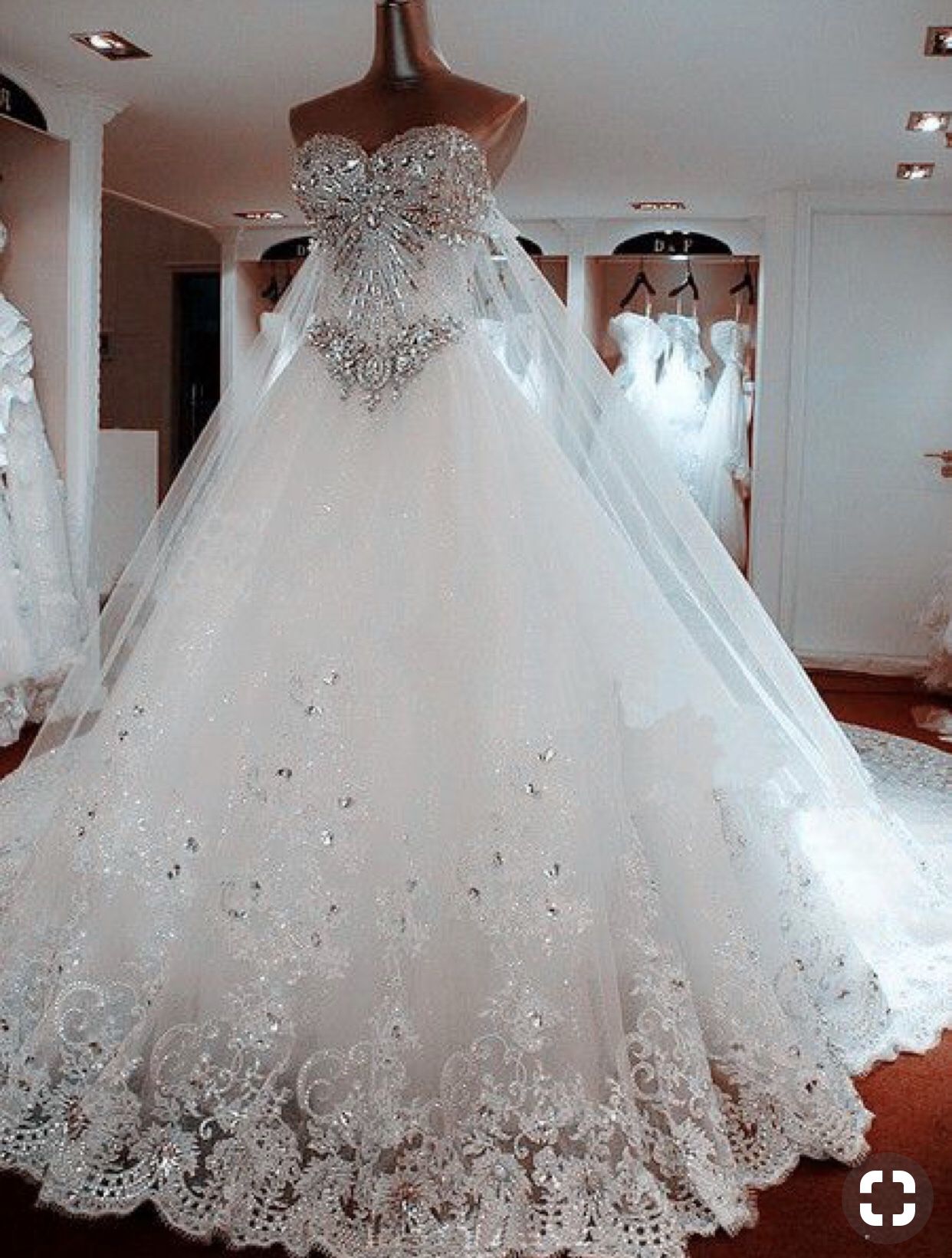 Luxury Sweetheart Crystal Beaded Wedding Dress