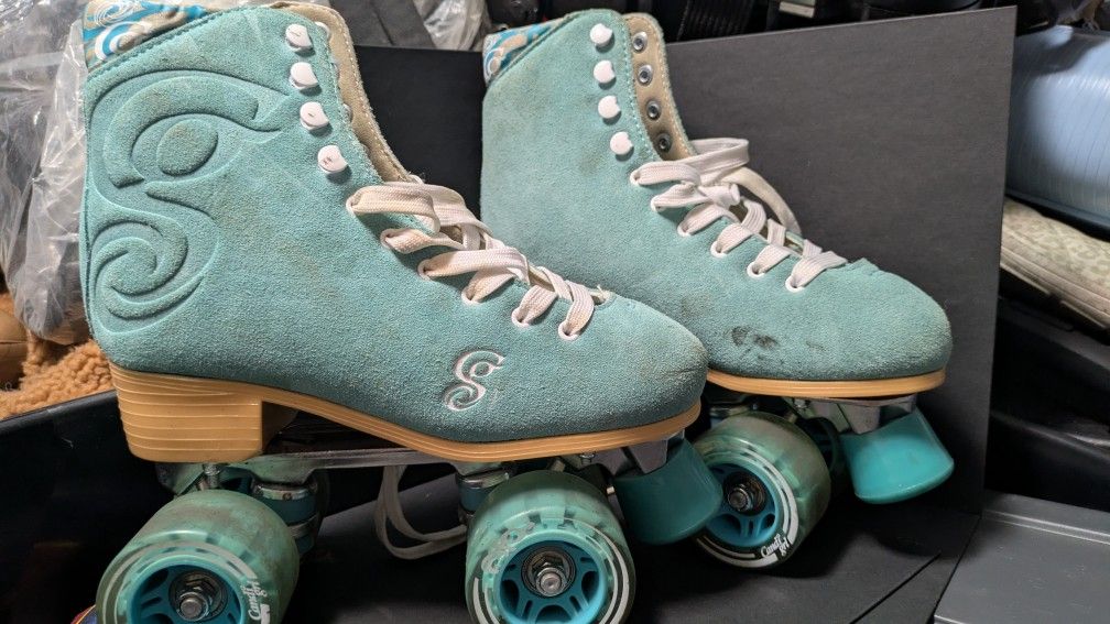 Retro Quad Roller Skates – Teal (Women’s Size 6) 🛼
Nice retro-style quad roller skates in teal color. Comfortable high-top design with solid trucks