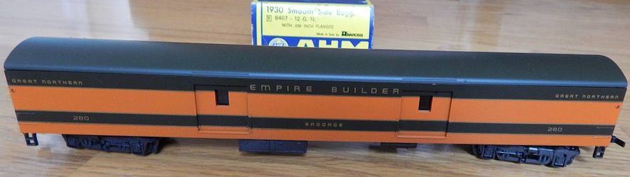 HO scale Great Northern Empire Builder baggage car model train
