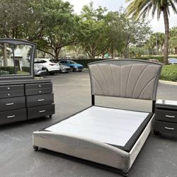 Beautiful Bedroom Set Queen Size Solid Wood Dark Gray Color In Excellent Condition By Crown Mark