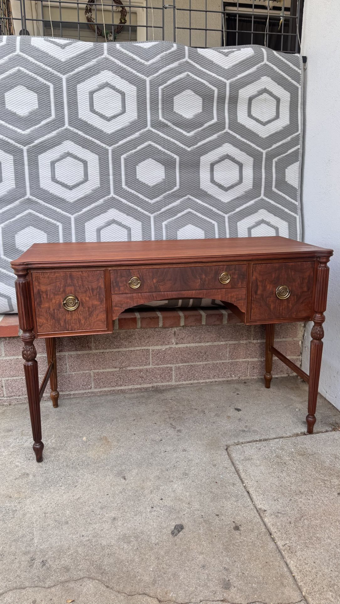 Perfect condition 😍😍😍 Literally zero flaws, it’s amazing how well this piece has been preserved The Red hue is the natural wood shining with a bit