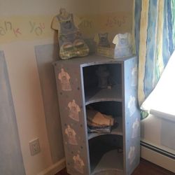 Cabinet and 4 Accessories