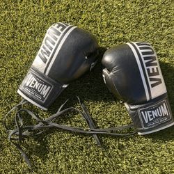 Venum Laced Pro Boxing Gloves 10 Oz