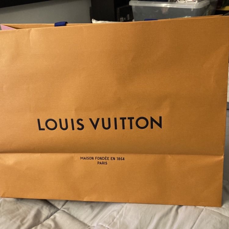 Louis Vuitton Purse Gift Box Ex Cond for Sale in Chicago, IL - OfferUp