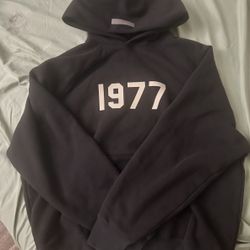 1977 essential hoodie