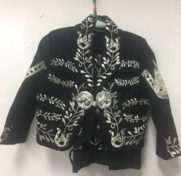 Traje charro con plata size 1 y 2 bienes con cinto y camisa y sombrero y muńos