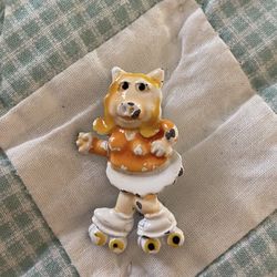 Vintage Muppets Miss Piggy On Rollerskates Pin Brooch 