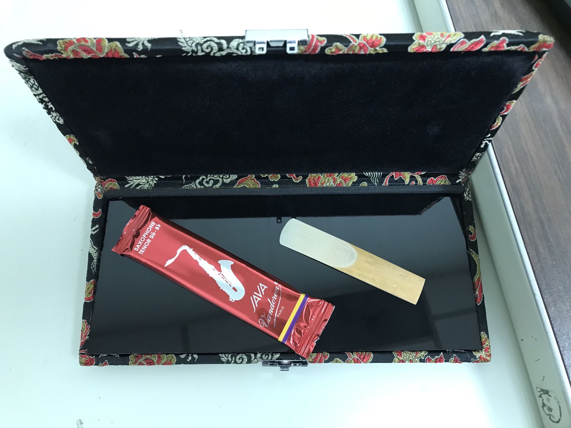 Tenor saxophone silk reed case.