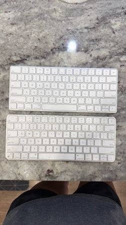 Apple IPad Keyboards (2)