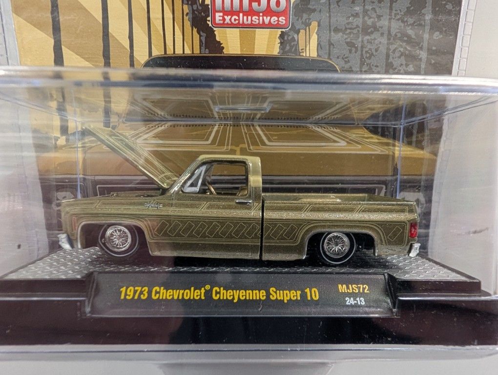M2 Machines 1:64 1973 Chevrolet Cheyenne Super 10 Pickup Truck Lowriders Limited Edition – Gold