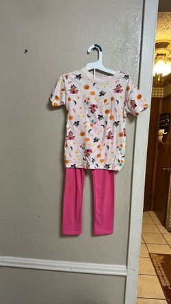 Girls, pajama top, and bottoms. Size.5T