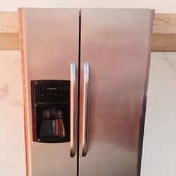 REFRIGERATOR. .....   FRIDGE WORKS GREAT 