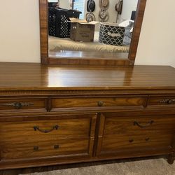 King Bed & 2- Nightstands, Dressers/mirrors