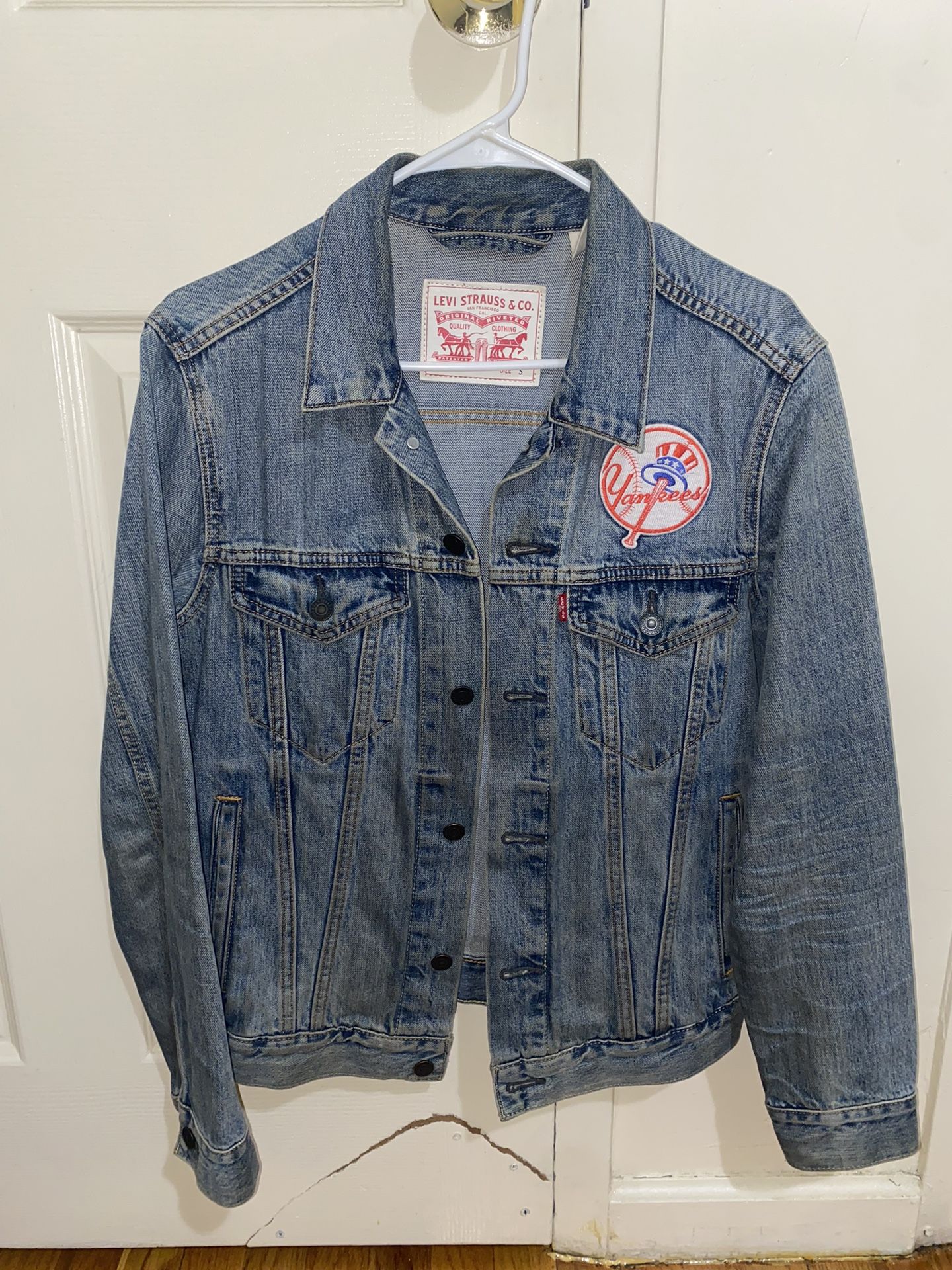 Levi’s New York Yankees custom denim jacket (sz-small)