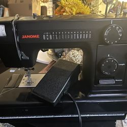 Janome HD100BE With Hard Case and Quilting Lot 