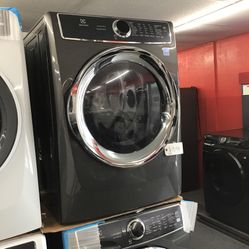 New Scratch And Dent Electrolux Front Load Washer And Dryer Set. 1 year Warranty 