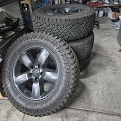 35 12.5 20 set of wheels n tires