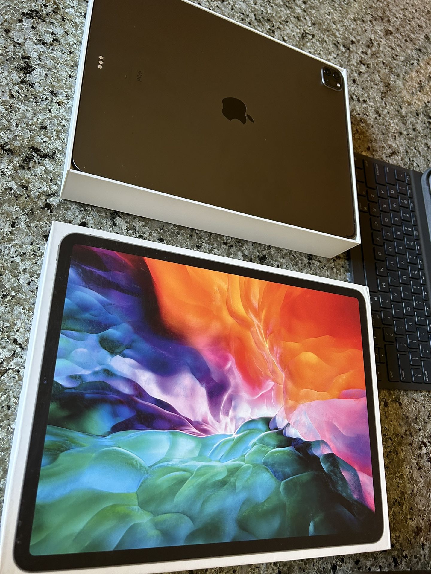 iPad Pro 12.9 Inch 4th Gen 256gb WiFi Only With Box And Logitech Keyboard And Screen Protector