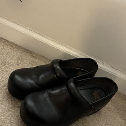 Dansko Black Textured Sole Clogs Size 39/8.5
