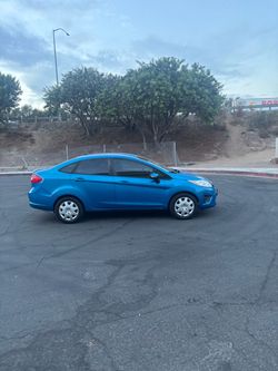 Ford Fiesta Sedan 2013 pasa smog 101.449 millas automático placas 2027 motor y transmisión buenos puede traer su mecánico ac bueno trae las llantas nu