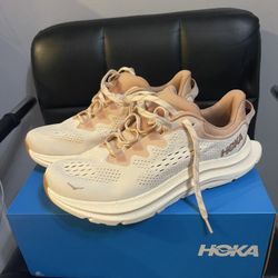 Hoka Kawana 2/ Size 6B Women’s $95