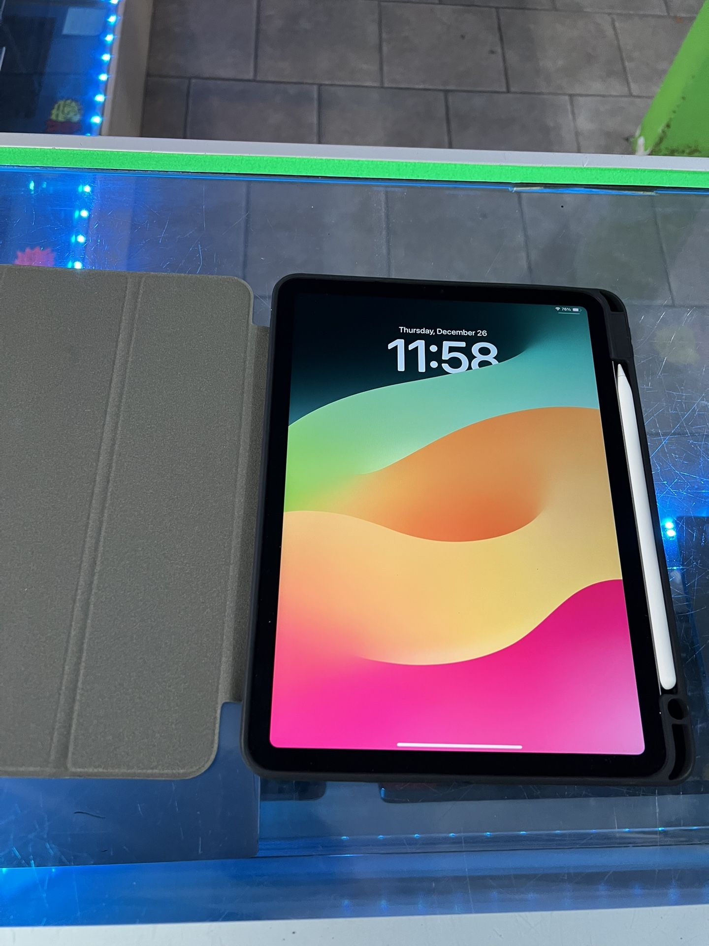 Apple iPad Air 5th Gen. 10.9 in 64GB Wi-Fi + Cellular , Apple Pencil ,Case ,Charger