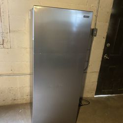 Vissani 7cu Upright Freezer