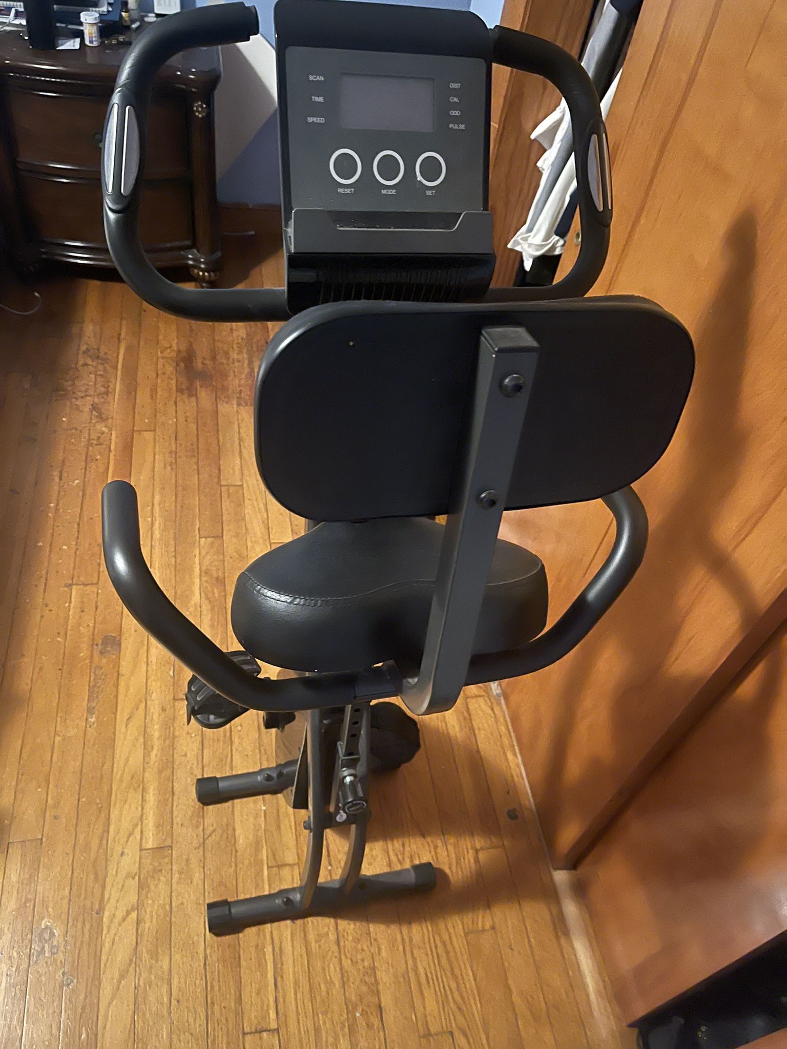 EXERCISE BIKE ADJUSTS TO DIFFERENT POSITION