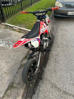 APOLLO X14 125cc semi automatic. It struggles to shift gears but easy fix.