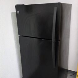 Kenmore 18 cu ft Black Top-Freezer Fridge — Good Condition