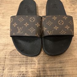 Louis Vuitton Sandals for Sale in Strongsville, OH - OfferUp