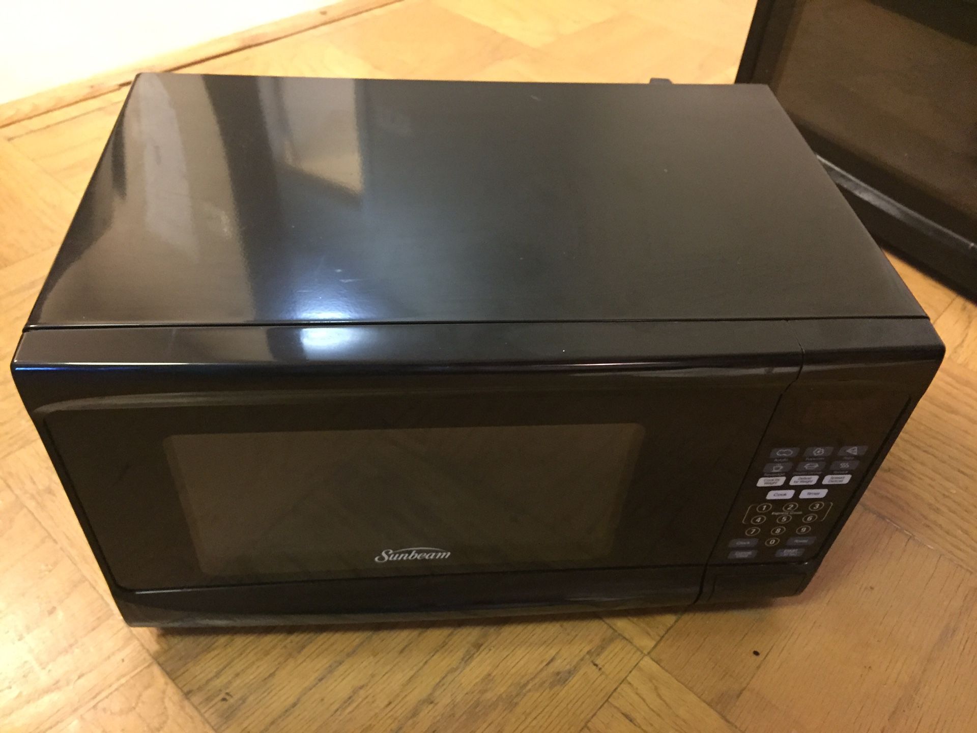 700w microwave barely used