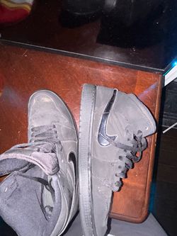 Air Jordan 1 Mid Triple Black