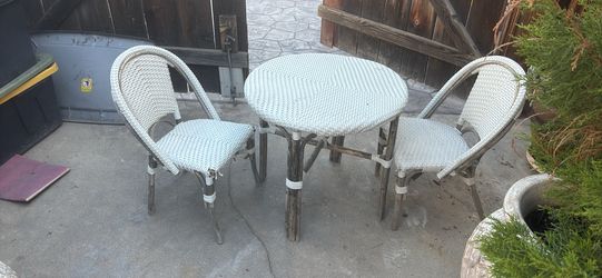 Nice kids table and 2 chairs