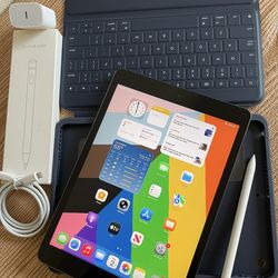 Apple iPad 8th Generation 32GB (Latest iOS 26) Logitech Keyboard case , Pencil & charger