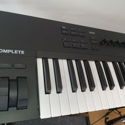 Komplete Kontrol A49 Midi Keyboard Controller 