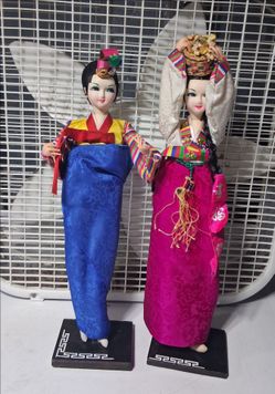 2 wood Japanese figures