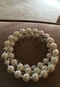 pearl bracelet with cucifix
