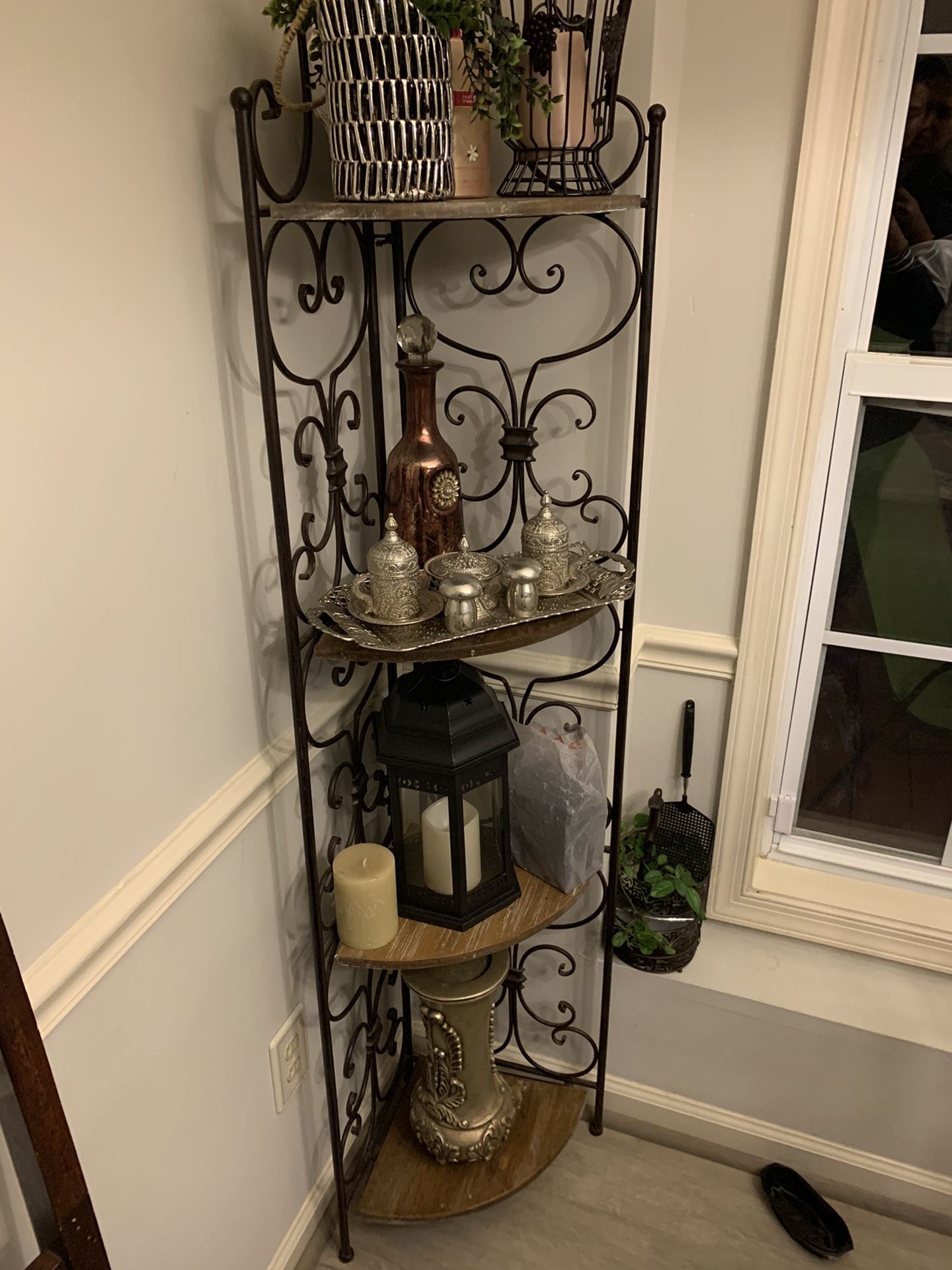 Corner shelf