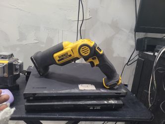 Dewalt Variable Speed Recipricating Saw DcS310 Very Lightly Used