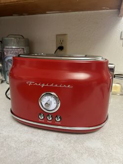 Red retro Toaster Frigidaire Retro 2 Slice Toaster Set Maker with Wide  Slots for Bread, Red for Sale in Mesa, AZ - OfferUp
