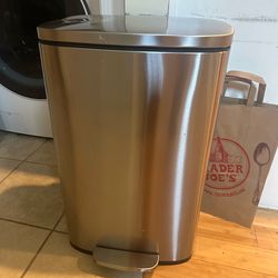 Full size dustbin, for kitchen
