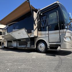 2008 Fleetwood discovery With 3 slide Outs 