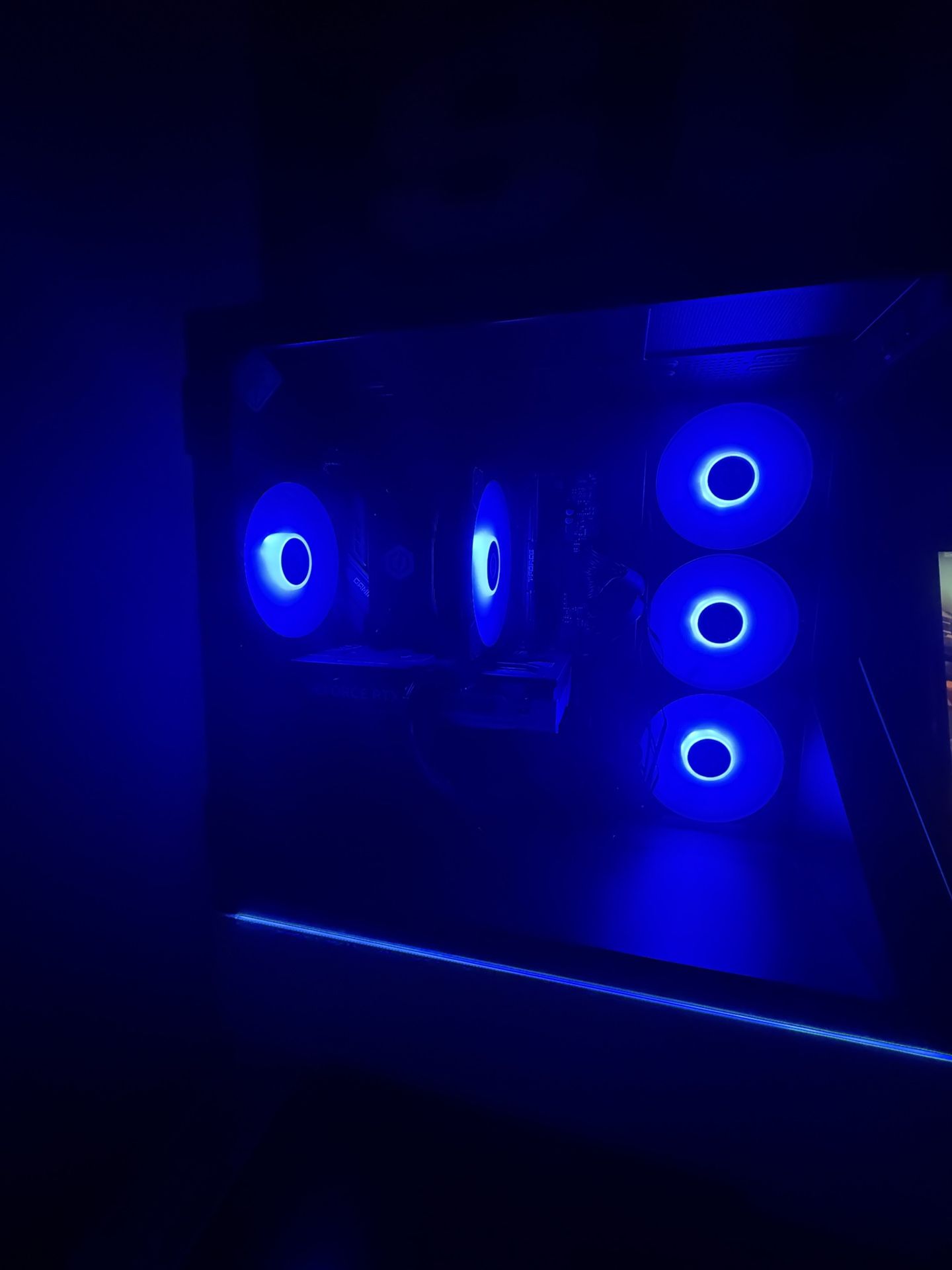 CyberPowerPC - Gamer Master Gaming Desktop - AMD Ryzen 7 9700X - 16GB Memory - NVIDIA  GeForce RTX 5060 Ti 8GB - 2TB PCle 4.0 SSD - White