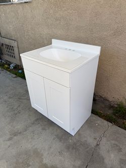 Project Source Dover 24” True White Single Sink Bathroom Vanity w/White Cultured Marble Top