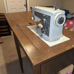 Singer Sewing Machine/Convertible Table