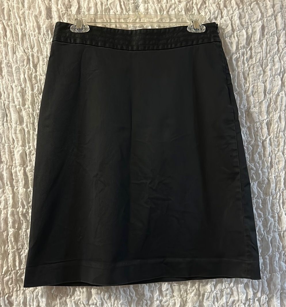 Banana Republic: Knee Length Black Stretch Skirt, Side Zipper, Size: 4