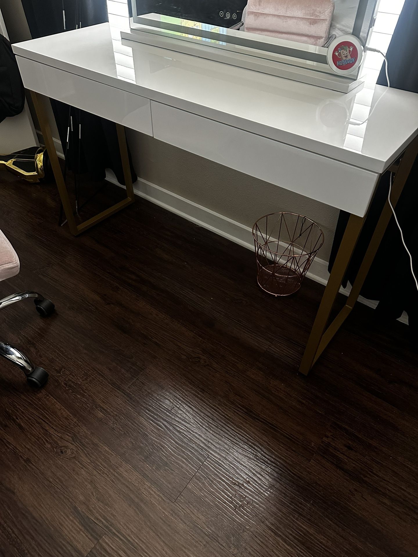 Vanity gloss Table/desk