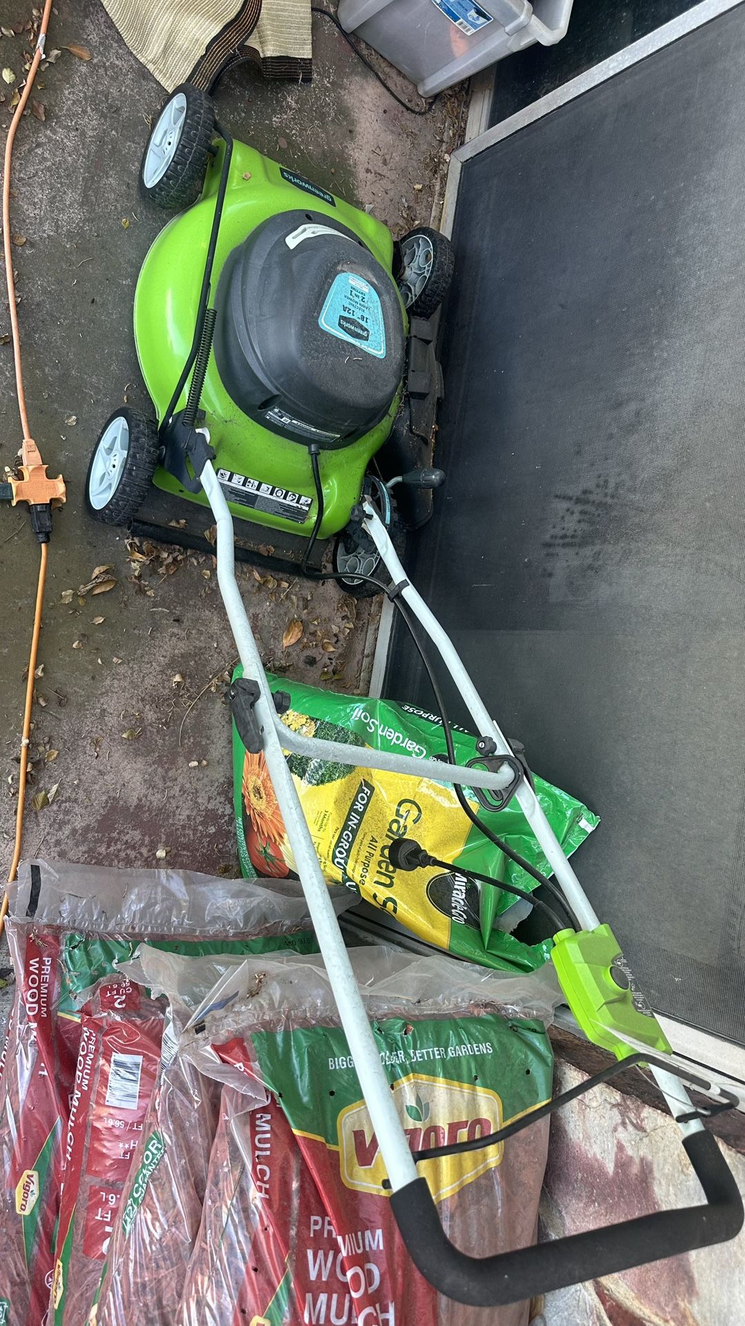 Green works push lawnmower in great condition